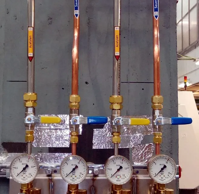 Wall-mounted tapping point with pressure regulator