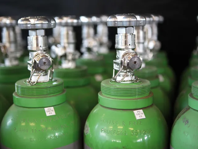 Reihe grüner Gasflaschen