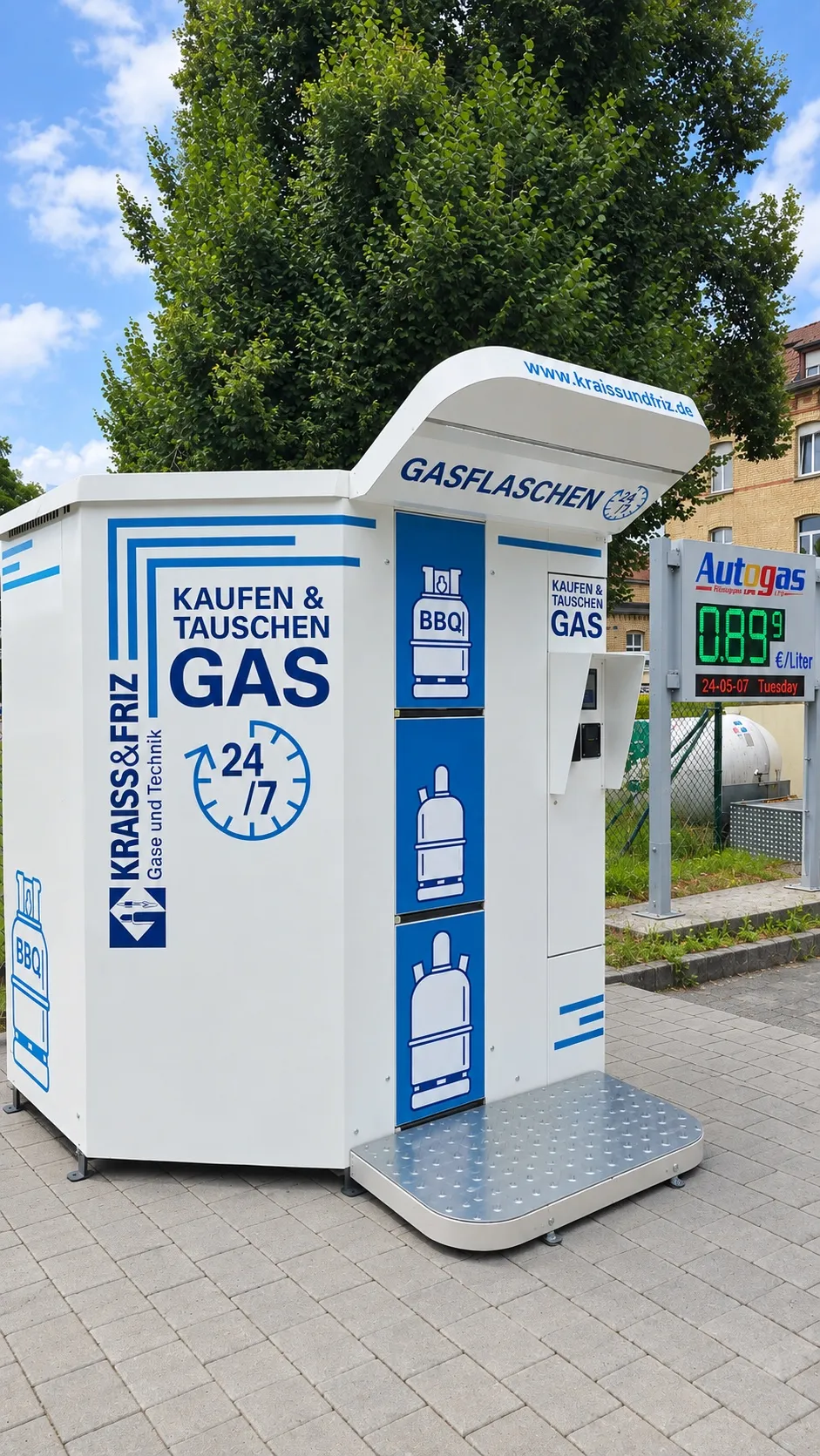 Gasflaschenautomat von Kraiss & Friz in Remshalden mit der Aufschrift „Kaufen & Tauschen Gas 24/7“ und Fächern für BBQ- und Propangasflaschen