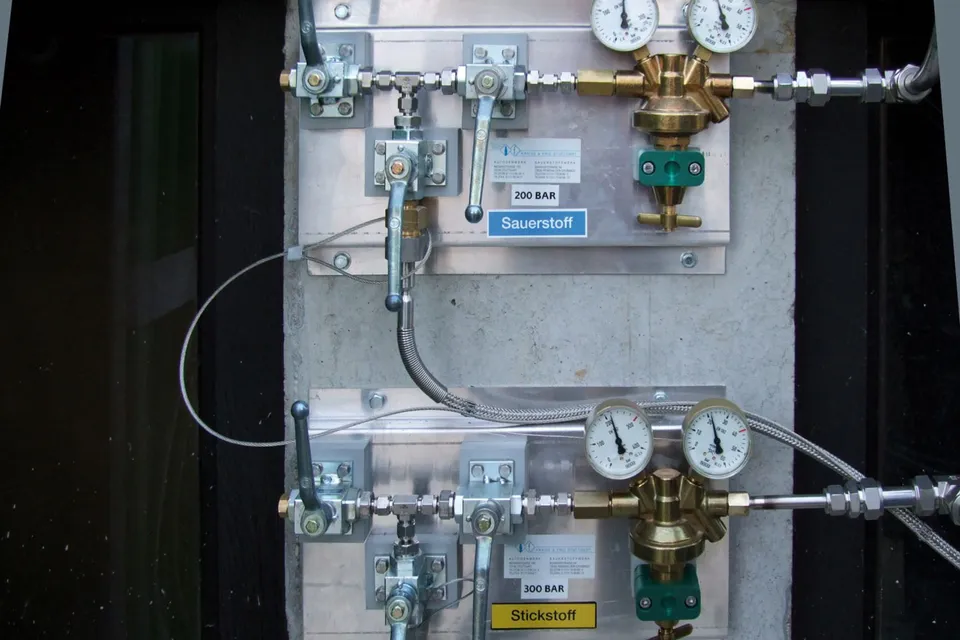 Gas supply installation with pipework and pressure regulators