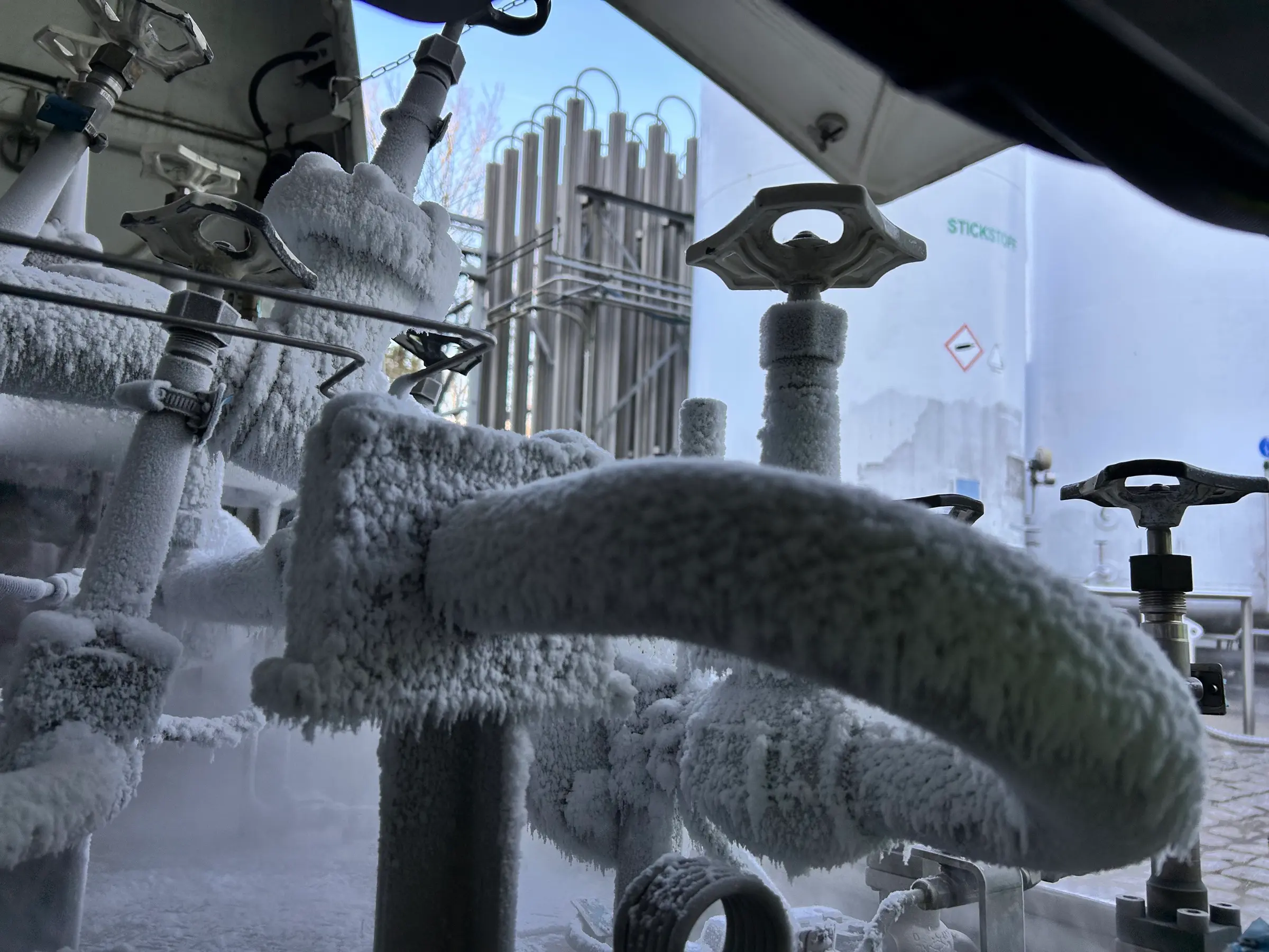 Vereiste Ventile und Leitungen an einer Stickstoff-Verdampferanlage