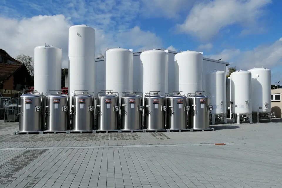 Tank storage area at Kraiss & Friz with rows of vacuum-insulated tanks